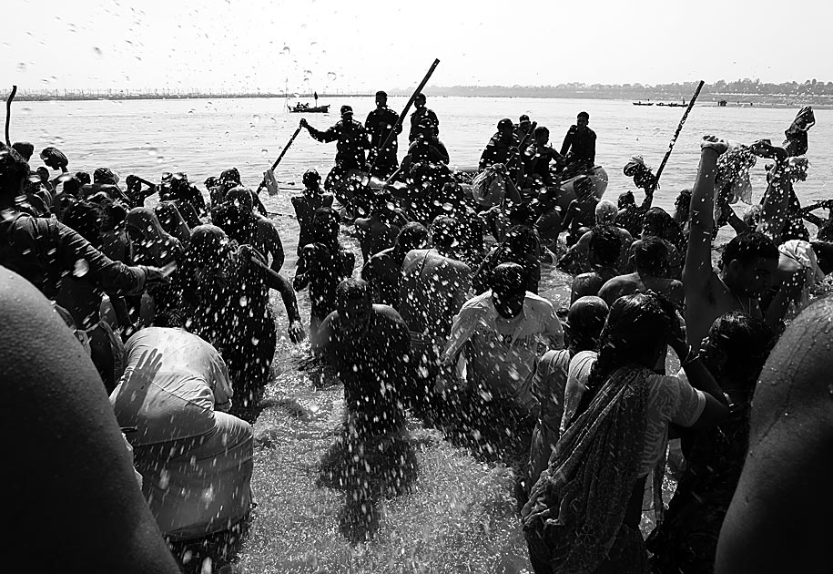 12_crowdbathing.river.kumbh.jpg